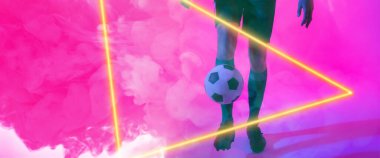 Beyaz tenli erkek oyuncunun düşük kesimi dumanlı arka planda aydınlanmış üçgenle top oynuyor. Boşluğu kopyala, kompozit, pembe, spor, futbol, rekabet, neon, illüstrasyon, parlama ve soyut.