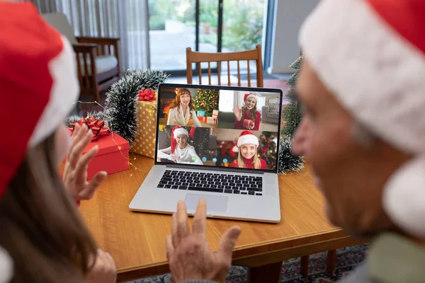 Caucásico Padre Hija Sombreros Santa Navidad Videollamada Portátil Con Amigos — Foto de Stock