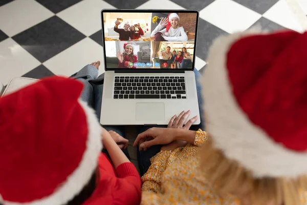 白种人的母亲和女儿戴着圣诞礼帽 带着不同的朋友打来电话 圣诞节 庆祝活动和数码合成图像 — 图库照片