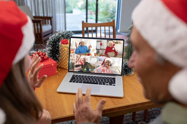 Père Fille Caucasiens Ayant Appel Vidéo Noël Avec Diverses Personnes — Photo
