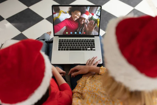 白人の母親と娘は多様な人々とクリスマスビデオ通話をしています 通信技術とクリスマス デジタル複合画像 — ストック写真