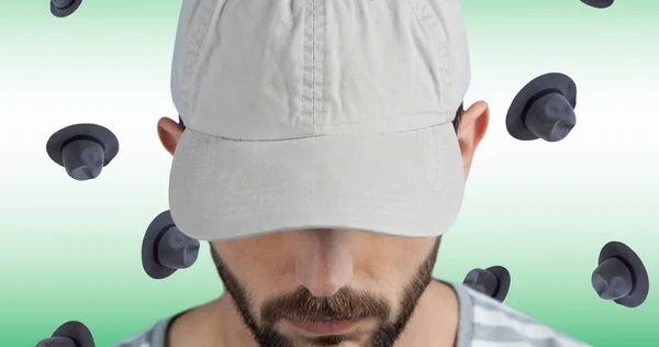 디지털 모자를 코카서스 수염을 남자의 디지털 머리쓰개의 모자의 — 스톡 사진