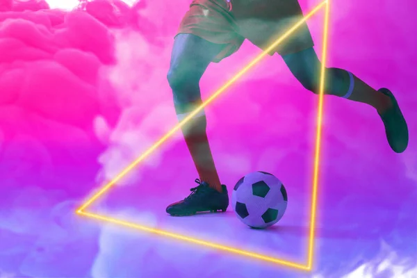 Niski Odcinek Kaukaski Męski Gracz Kopanie Piłkę Przez Oświetlony Trójkąt — Zdjęcie stockowe