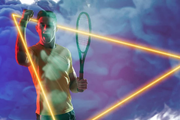 Beyaz Tenli Erkek Tenisçi Raket Tutuyor Duman Üzerinde Yanan Üçgen — Stok fotoğraf