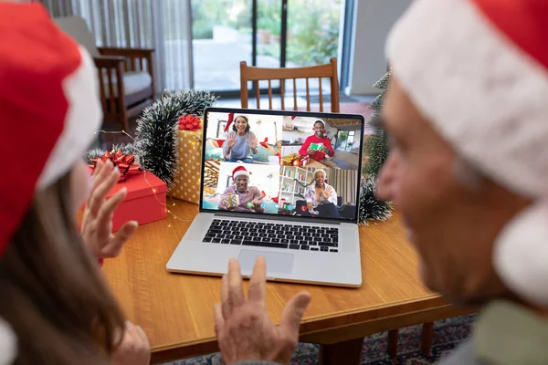 白种人的父亲和女儿戴着圣诞礼帽 与快乐的朋友们进行视频通话 圣诞节 庆祝活动和数码合成图像 — 图库照片