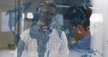 Veri işleme animasyonu ve dünya haritası ofisteki çeşitli iş adamları üzerinde. Küresel iş ve dijital arayüz kavramı dijital olarak oluşturulmuş video.