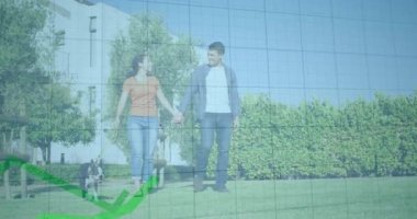 Beyaz çift hakkında yeşil çizgiler ve istatistiklerle finansal veri işleme animasyonu. - Evet. Küresel iş, finans ve veri işleme kavramı dijital olarak oluşturulmuş video.