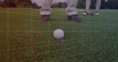 Erkek golf oyuncuları üzerinde veri işleme animasyonu. Küresel spor ve dijital arayüz kavramı dijital olarak oluşturulmuş video.