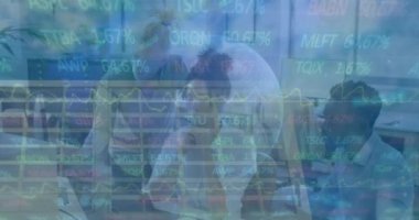 Ofisteki çeşitli iş adamları üzerinde veri işleme animasyonu. Küresel iş ve dijital arayüz kavramı dijital olarak oluşturulmuş video.