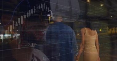 Sokakta yürüyen Afrikalı Amerikalı bir çiftin finansal veri işleme animasyonu. Dijital olarak oluşturulan küresel finansman, bilgisayar ve dijital arayüz kavramı.