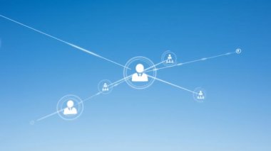 Mavi gökyüzü üzerindeki insan simgeleriyle bağlantı ağının animasyonu. Küresel ağlar, bağlantılar, seyahat ve doğa konsepti dijital olarak oluşturulmuş video.