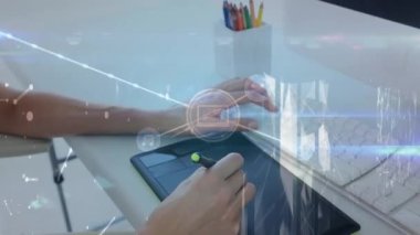 Grafik tasarımcısının orta bölümünde grafik tablet kullanılarak dijital simge ağının animasyonu. Küresel ağ ve iş teknolojisi kavramı