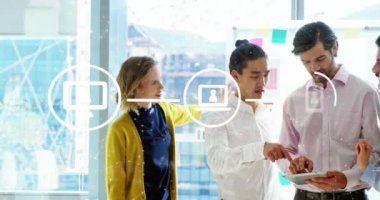 Ofisteki farklı iş adamlarının simgeleriyle bağlantı ağının animasyonu. Küresel finansman, iş ve dijital arayüz kavramı dijital olarak oluşturulmuş video.