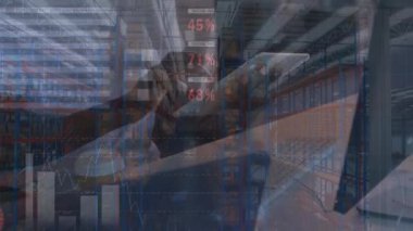 Animasyon istatistikleri ve tablet kullanan bir adam hakkında finansal veri işleme. Küresel iş, finans ve veri işleme kavramı dijital olarak oluşturulmuş video.