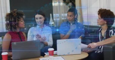 Videoda bir grup iş arkadaşının ofiste birlikte çalıştığı görülüyor. Bir projeyi tartışıyorlar ve iyi anlaşıyor gibi görünüyorlar. Video, tarama ve işleme verileri içeren bir dizi dürbün gösteriyor. 