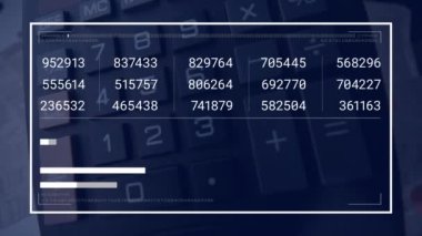 Finansal veri işleme ve hesap makinesi üzerindeki istatistiklerin animasyonu. Küresel iş, finans ve veri işleme kavramı dijital olarak oluşturulmuş video.