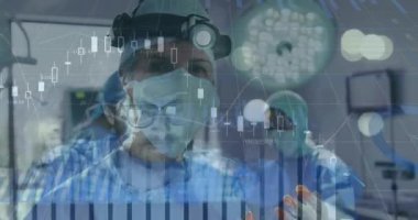 Çeşitli doktorlar üzerinde finansal veri işleme animasyonu. Küresel finansman, ilaç ve dijital arayüz kavramı dijital olarak oluşturulmuş video.