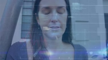 Akıllı telefon kullanan beyaz bir kadın için finansal veri işleme animasyonu. Küresel iş, finans ve veri işleme kavramı dijital olarak oluşturulmuş video.