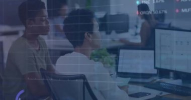 Çeşitli iş adamları üzerinde finansal veri işleme animasyonu. Küresel finansman, iş ve dijital arayüz kavramı dijital olarak oluşturulmuş video.