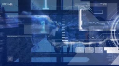 Bilgisayarı kullanarak iş kadınlarına karşı veri işleme arayüzü üzerinden ikili kodlama animasyonu. Bilgisayar arayüzü ve iş teknolojisi kavramı