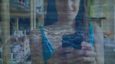 Akıllı telefon kullanan bir kadının finansal veri işleme animasyonu. Küresel iş, finans ve veri işleme kavramı dijital olarak oluşturulmuş video.
