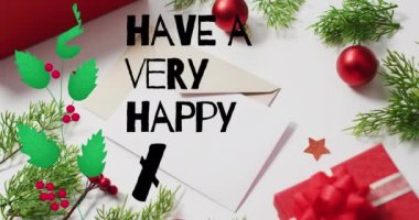 Yılbaşı süsleri ve zarfları üzerinde çok mutlu bir xmas metni olan animasyon. Noel, gelenek ve kutlama konsepti dijital olarak oluşturuldu.