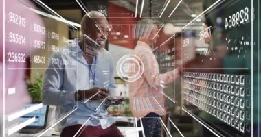 Ofisteki çeşitli iş adamları üzerinde veri işleme animasyonu. Küresel iş ve dijital arayüz kavramı dijital olarak oluşturulmuş video.