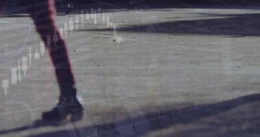 Sokak ve elektrik direkleri üzerinde yürüyen insanların finansal veri işleme animasyonları. Dijital olarak oluşturulan küresel finansman, bilgisayar ve dijital arayüz kavramı.