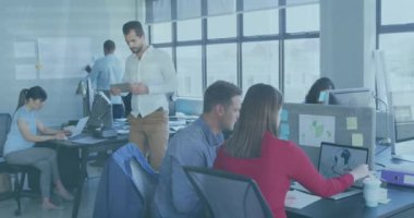 Ofisteki çeşitli iş adamları üzerinde veri işleme animasyonu. Küresel iş ve dijital arayüz kavramı dijital olarak oluşturulmuş video.