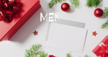 Noel süsleri ve zarflarla ilgili mutlu noel mesajlarının animasyonu. Noel, gelenek ve kutlama konsepti dijital olarak oluşturuldu.