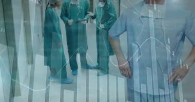 Çeşitli doktorlar üzerinde finansal veri işleme animasyonu. Küresel finansman, ilaç ve dijital arayüz kavramı dijital olarak oluşturulmuş video.