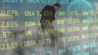 Beyaz iş adamı ve şehir manzarası üzerinde veri işleme ve borsa animasyonları. Küresel iş, finans ve dijital arayüz kavramı dijital olarak oluşturulmuş video.