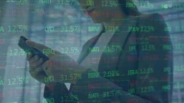 Akıllı telefon kullanan Kafkasyalı iş kadınının finansal veri işleme animasyonu. Küresel iş, finans, bağlantılar ve dijital olarak oluşturulmuş video işleme kavramı.