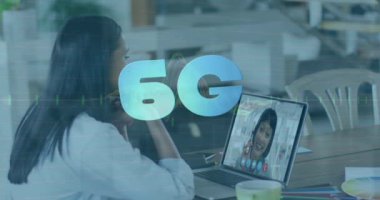 Melez iş kadınının video görüşmesi sırasında 6G metin ve veri işleme animasyonu. Küresel iş ve dijital arayüz kavramı dijital olarak oluşturulmuş video.