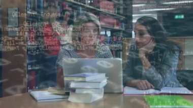 Dizüstü bilgisayar kullanarak çeşitli öğrencilerin veri işleme animasyonları. Küresel eğitim ve dijital arayüz kavramı dijital olarak oluşturulmuş video.