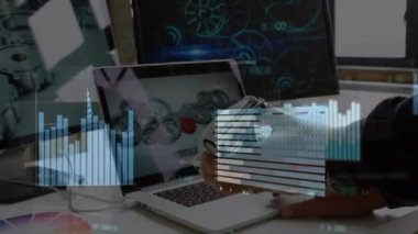 Ofisteki dizüstü bilgisayarla Kafkas iş adamının finansal veri işleme animasyonu. Küresel iş, finans ve veri işleme kavramı dijital olarak oluşturulmuş video.