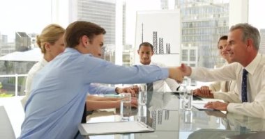 Ofisteki Kafkas iş adamlarının üzerindeki şekillerin animasyonu. Küresel iş ve dijital arayüz kavramı dijital olarak oluşturulmuş video.