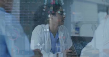 Çeşitli doktorlar üzerinde finansal veri işleme animasyonu. Küresel finansman, ilaç ve dijital arayüz kavramı dijital olarak oluşturulmuş video.