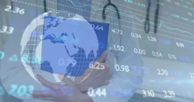 Beyaz kadın doktor üzerinden finansal veri işleme ve küre animasyonu. Küresel finansman, ilaç ve dijital arayüz kavramı dijital olarak oluşturulmuş video.