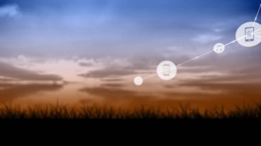 Günbatımında gökyüzüne karşı çayırlık alan ve manzaraya karşı dijital simge ağının animasyonu. Küresel ağ ve iş teknolojisi kavramı