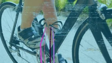 Beyaz kadın bisikletçi üzerinde istatistik ve veri işleme animasyonu. Küresel spor ve veri işleme kavramı dijital olarak oluşturulmuş video.