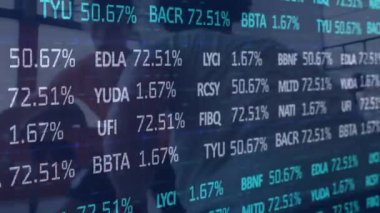 Çeşitli basketbol oyuncuları üzerinde finansal veri işleme animasyonu. Küresel spor, iş, finans ve veri işleme kavramı dijital olarak oluşturulmuş video.