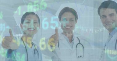 Çeşitli doktorlar üzerinde finansal veri işleme animasyonu. Küresel tıp, sağlık sevenleri, işletme, finans ve veri işleme kavramı dijital olarak oluşturulmuş video.