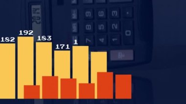 Finansal veri işleme ve hesap makinesi üzerindeki istatistiklerin animasyonu. Küresel iş, finans ve veri işleme kavramı dijital olarak oluşturulmuş video.
