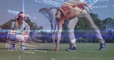 Kafkasyalı golf oyuncuları üzerinde veri işleme animasyonu. Küresel spor ve dijital arayüz kavramı dijital olarak oluşturulmuş video.