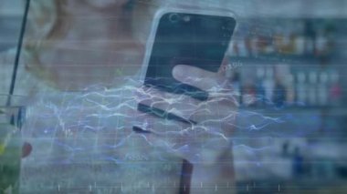 Akıllı telefon kullanan beyaz bir kadın için finansal veri işleme animasyonu. Küresel iş, finans ve veri işleme kavramı dijital olarak oluşturulmuş video.