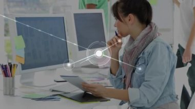 Düşünceli beyaz kadın grafik tasarımcı üzerinden bağlantı ağının animasyonu not alıyor. Küresel ağ ve iş teknolojisi kavramı