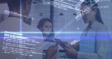 Çeşitli iş adamları üzerinde veri işleme animasyonu. Küresel finansman, iş ve dijital arayüz kavramı dijital olarak oluşturulmuş video.