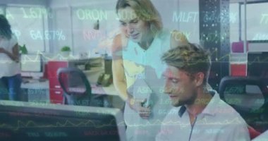 Ofisteki çeşitli iş adamları üzerinde veri işleme animasyonu. Küresel iş ve dijital arayüz kavramı dijital olarak oluşturulmuş video.