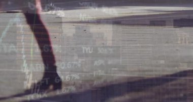 Sokaklarda ve şehir manzarasında yürüyen insanların finansal veri işleme animasyonları. Dijital olarak oluşturulan küresel finansman, bilgisayar ve dijital arayüz kavramı.